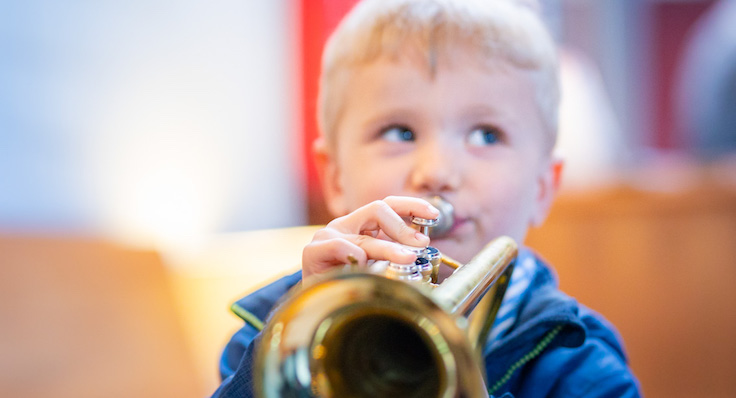 Instrumente ausprobieren | Staatliche Jugendmusikschule 4+ © Richard Stöhr